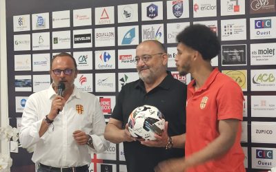Ambulances Dore , premier ballon de match au Blois Football 41 